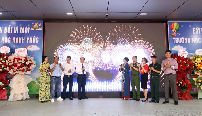 Các đại biểu thực hiện nghi thức bấm nút chào đón năm học mới