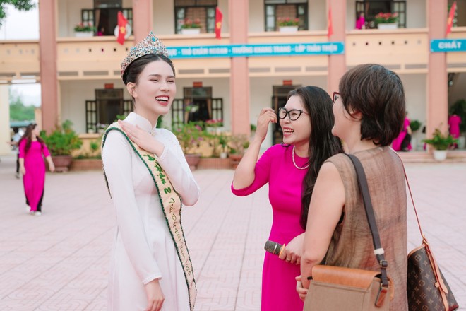 Cô trò chuyện cùng các thầy cô giáo cũ