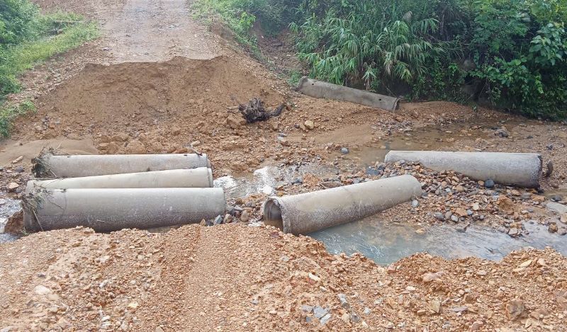 Đoạn đường bị nước lũ cuốn, khiến việc đi lại khó khăn. Ảnh: H.Nguyên