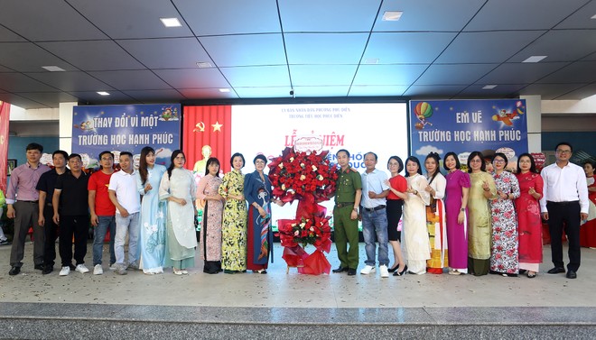 Ban Phụ huynh tặng hoa chúc mừng nhà trường