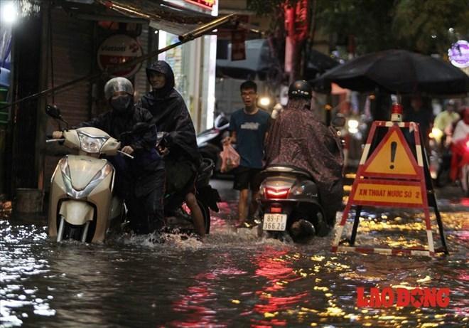 Sắp mưa to dồn dập ở miền Bắc do hoàn lưu bão số 7 Tapah, cảnh báo thời tiết nguy hiểm