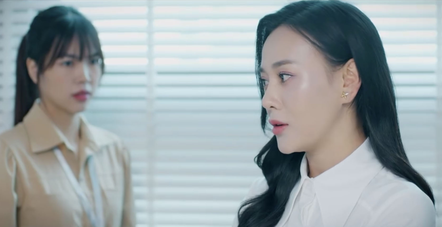 Mỹ Anh dằn mặt Phương trong “Gió ngang khoảng trời xanh” tập 14. Ảnh: VFC.