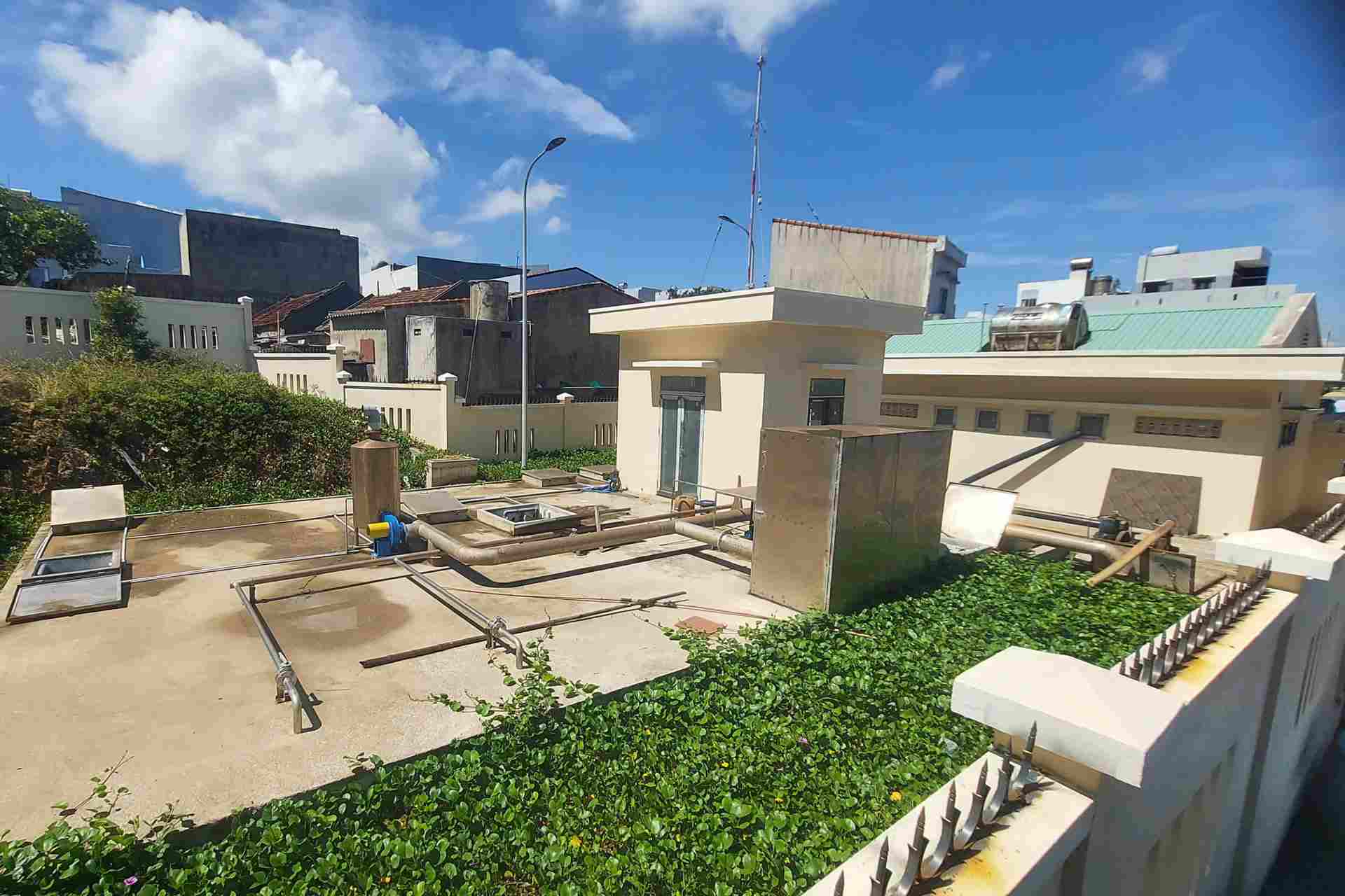 Nhà máy xử lý nước thải Nhơn Lý khóa trái cửa, không hoạt động. Ảnh: Hoài Phương