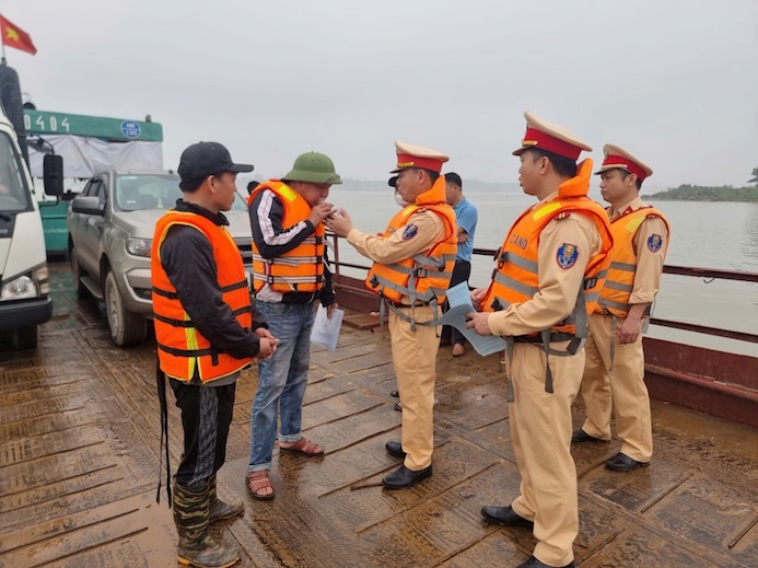 Công an kiểm tra nồng độ cồn người điều khiển phương tiện thủy. Ảnh: Công an tỉnh Hưng Yên