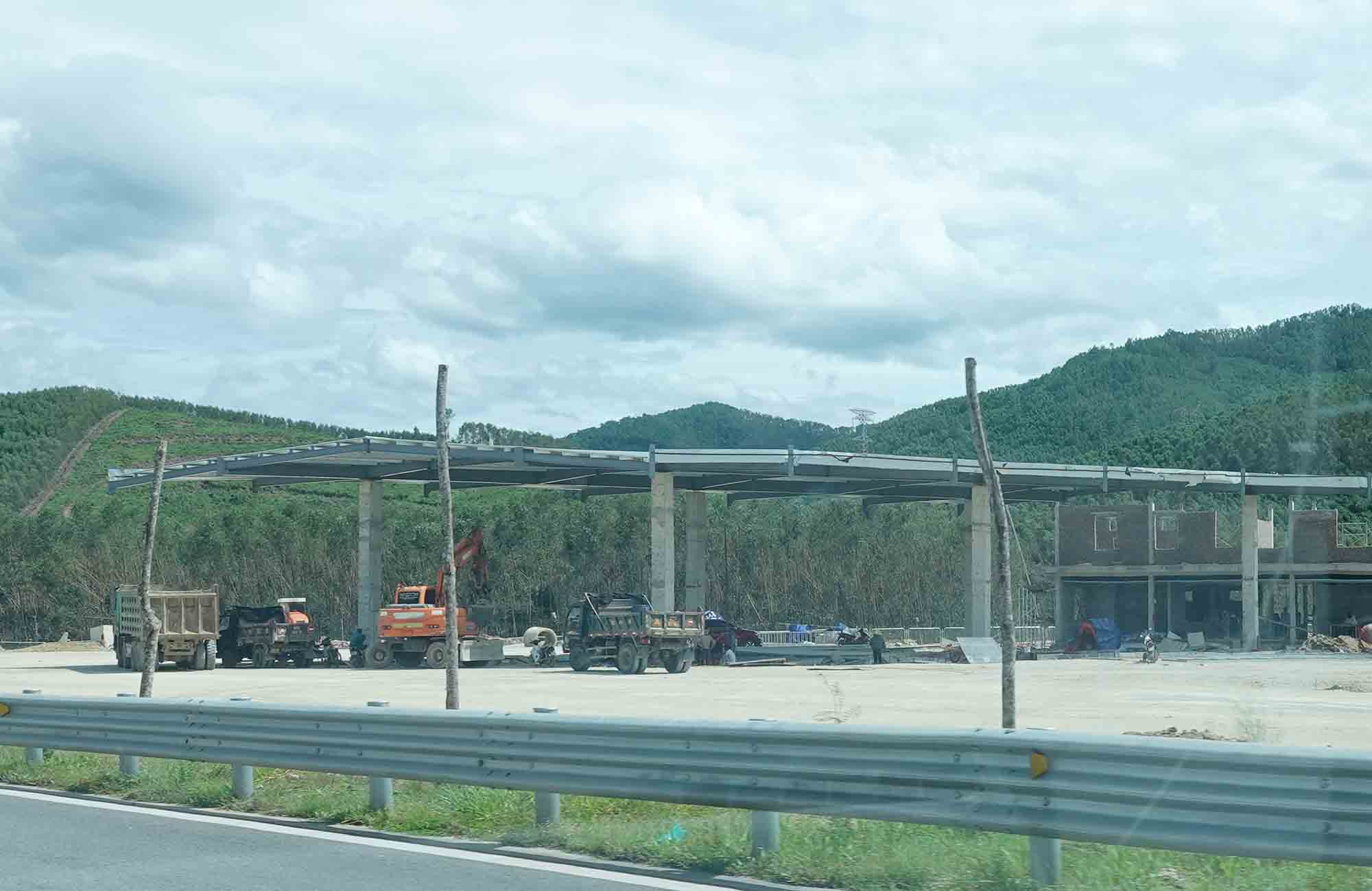 Cửa hàng xăng dầu và khu nhà vệ sinh ở Trạm dừng nghỉ tại xã Cẩm Hưng đã có bản hoàn thành. Ảnh: Trần Tuấn.