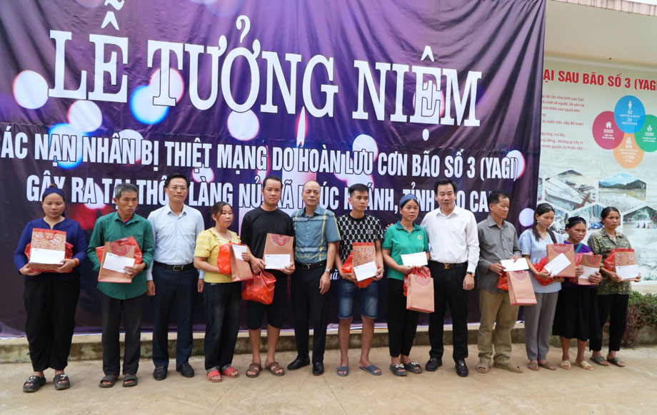 Tặng quà cho người dân Làng Nủ. Ảnh: Trọng Điểm