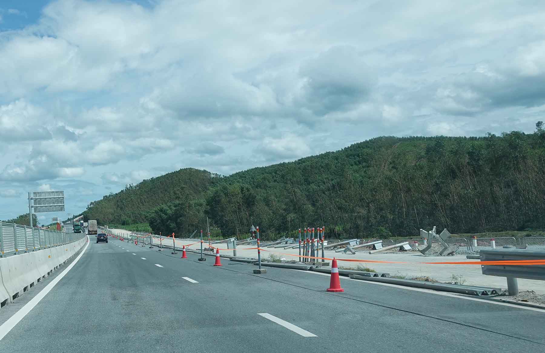 Tôn hộ lan cao tốc đoạn qua Trạm dừng nghỉ ở xã Cẩm Hưng đã được tháo dỡ để thi công thảm nhựa nối liền vào sân trạm dừng nghỉ. Ảnh: Trần Tuấn.