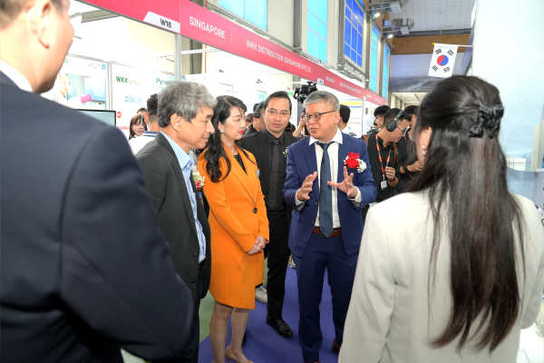 Khách hàng kết nối giao thương tại NEPCON Vietnam 2025