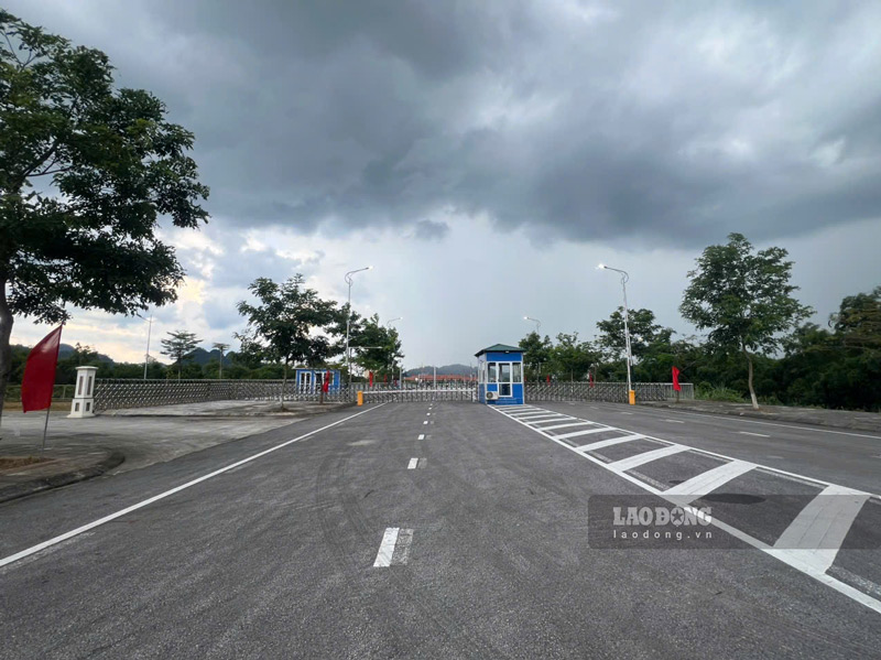 Lối thông quan cầu Tà Lùng II là một trong những hạng mục được đầu tư xây dựng nhiều năm qua. Ảnh: Tân Văn