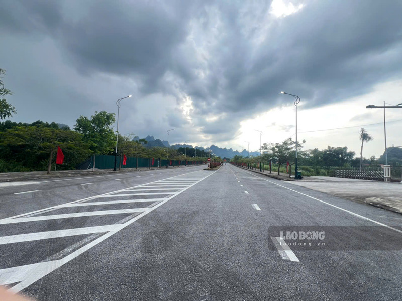 Nhà điều hành và đường dẫn vào lối thông quan được xây mới đồng bộ. Ảnh: Tân Văn