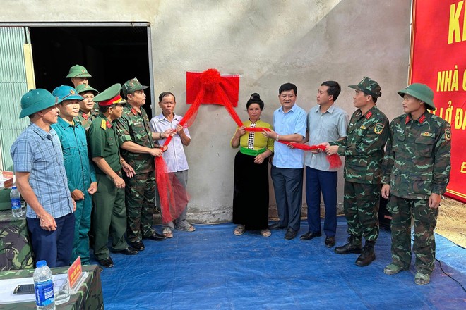 Các đại biểu thực hiện nghi thức khánh thành nhà và bàn giao cho người dân xã Mường Luân khắc phục hậu quả mưa lũ