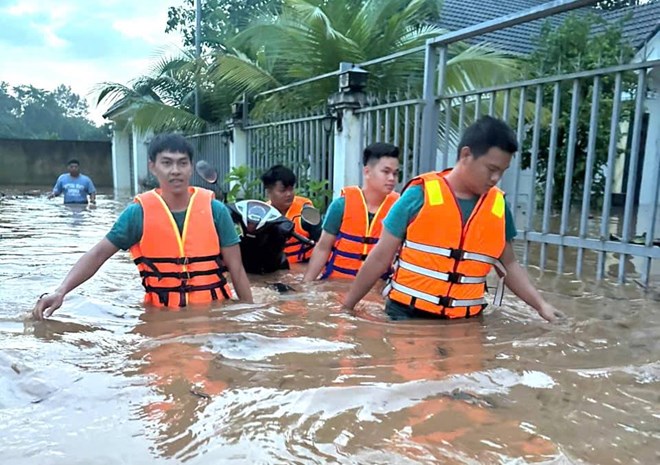 Quân đội và công an hỗ trợ người dân khắc phục mưa ngập ở Đồng Nai