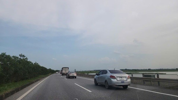 Nhiều ý kiến trái chiều việc xe tập lái đi trên cao tốc