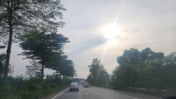 Xe tập lái đi trên QL18 hướng Bắc Ninh - Nội Bài. Ảnh: Minh Hạnh