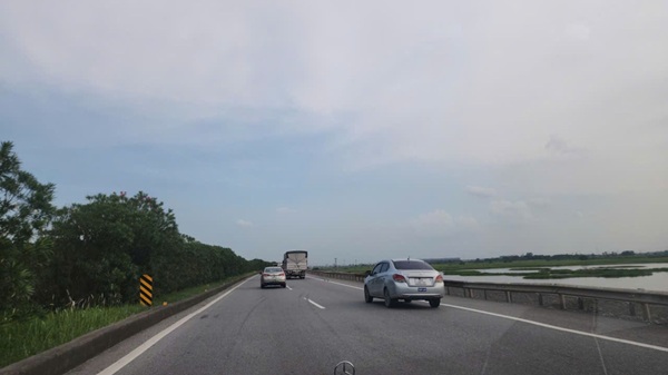 Xe tập lái trên cao tốc Hà Nội - Thái Nguyên. Ảnh: Minh Hạnh