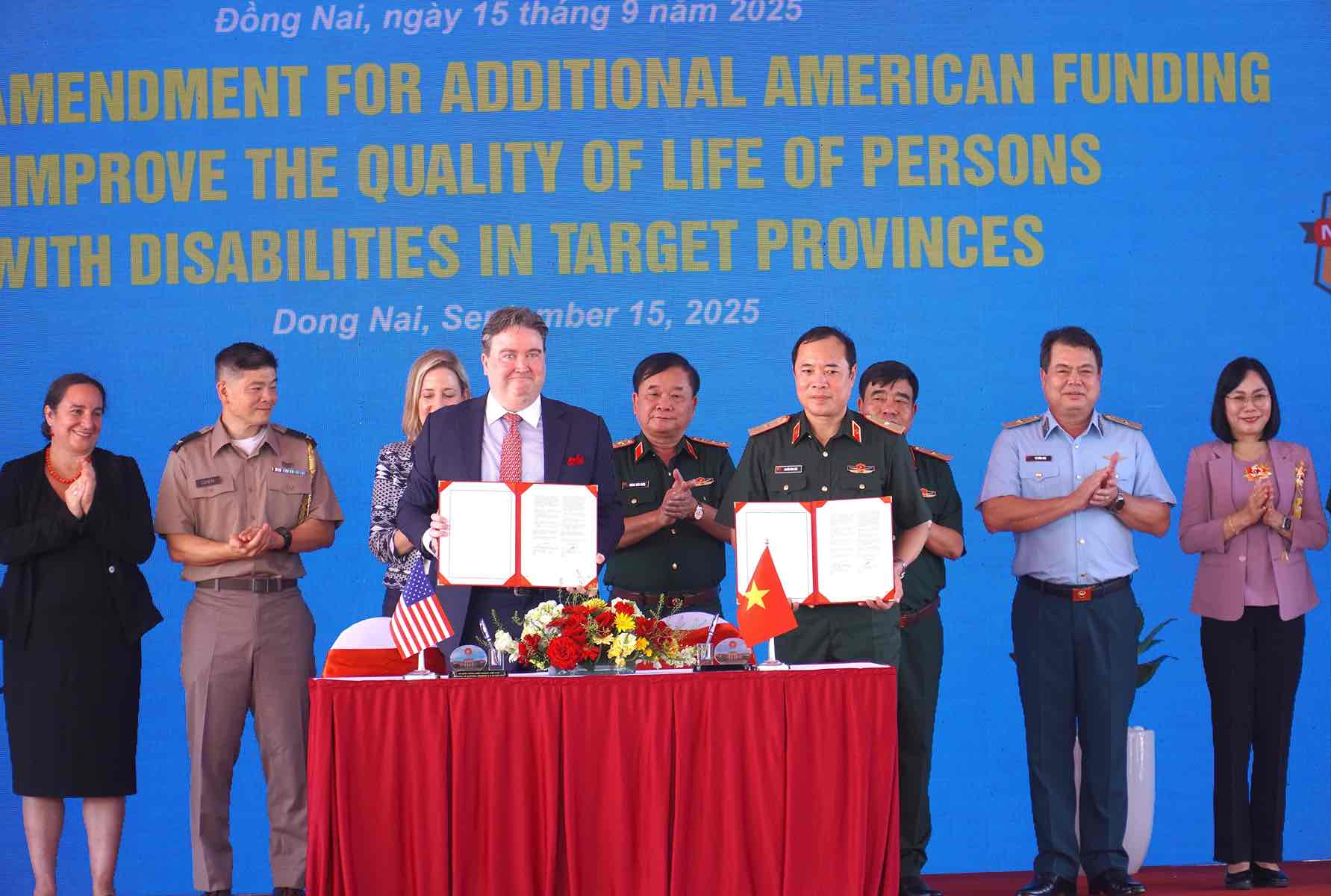 Trong khuôn khổ sự kiện, ông Marc Evans Knapper, Đại sứ đặc mệnh toàn quyền Hợp chủng Quốc Hoa Kỳ tại Việt Nam và Thiếu tướng Nguyễn Đình Hiền, Tư lệnh Binh chủng Hóa học (Bộ Quốc phòng), Tổng Giám đốc Trung tâm Hành động Quốc gia khắc phục hậu quả chất độc hóa học và môi trường (NACCET) đã ký thỏa thuận bổ sung 32 triệu USD vốn ODA không hoàn lại của Hoa Kỳ để tiếp tục mở rộng Dự án hỗ trợ cải thiện chất lượng sống của người khuyết tật tại các tỉnh bị phun rải nặng chất độc da cam/dioxin. Ảnh: HAC