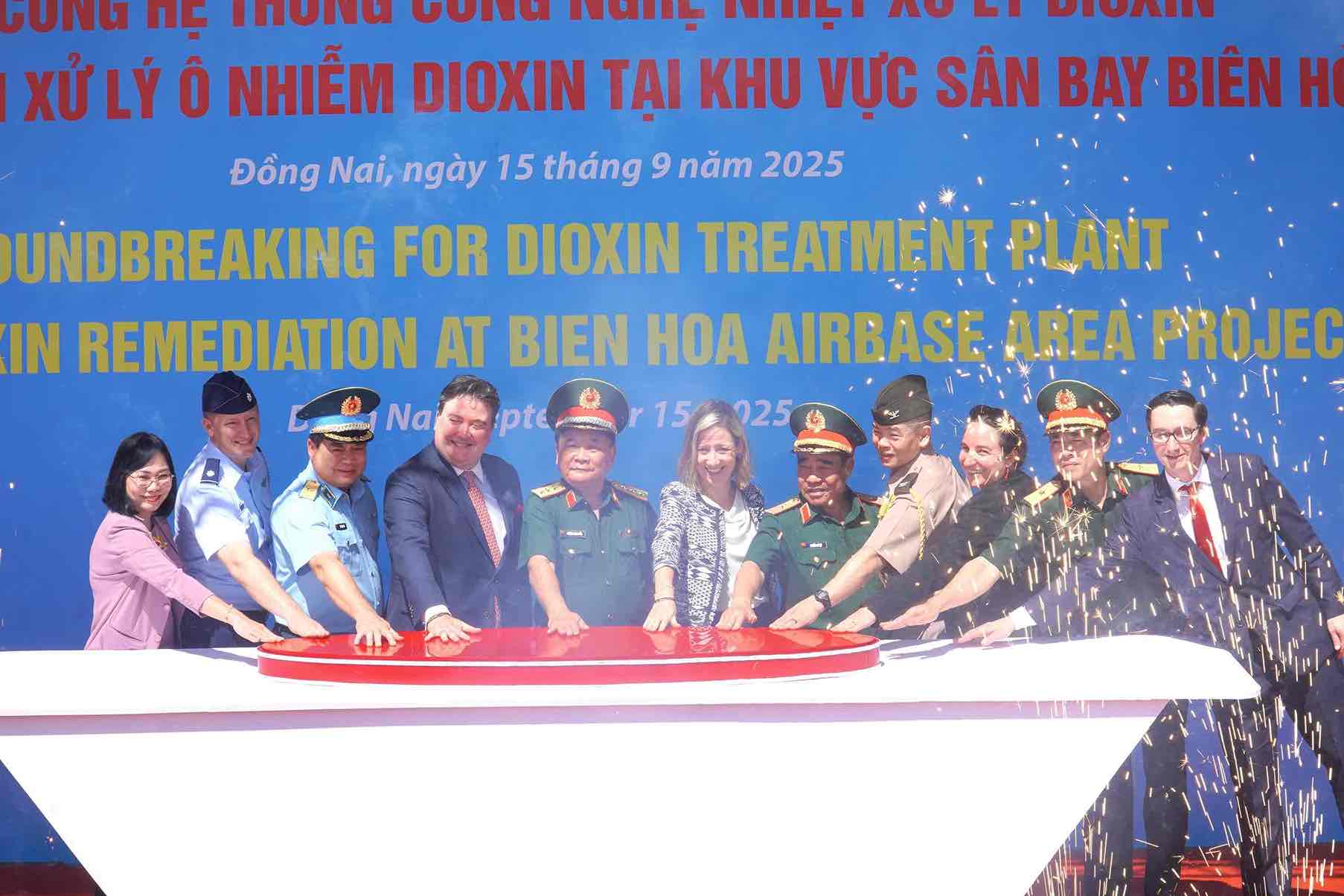 Các đại biểu đã tiến hành nghi thức khởi công xây dựng, lắp đặt hệ thống công nghệ nhiệt xử lý dioxin. Ảnh: HAC