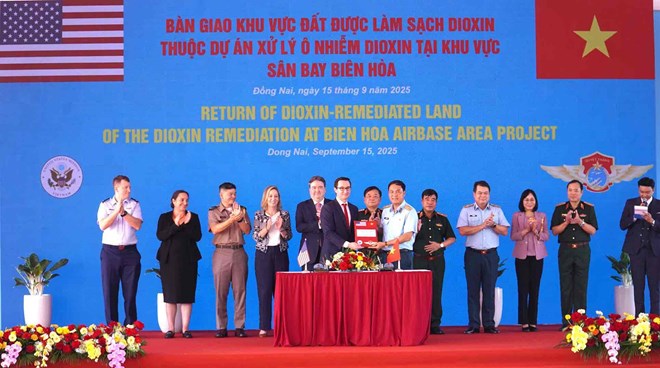 Bàn giao 6 ha đất đã làm sạch dioxin ở sân bay Biên Hòa và ký bổ sung 32 triệu USD vốn ODA
