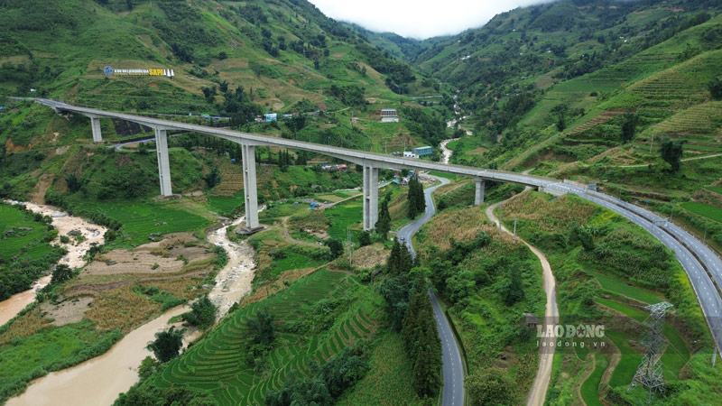 Trạm thu phí sạt lở và chưa thể khắc phục cũng là nguyên nhân khiến các phương tiện không thể lưu thông qua cầu Móng Sến. Ảnh: Đinh Đại