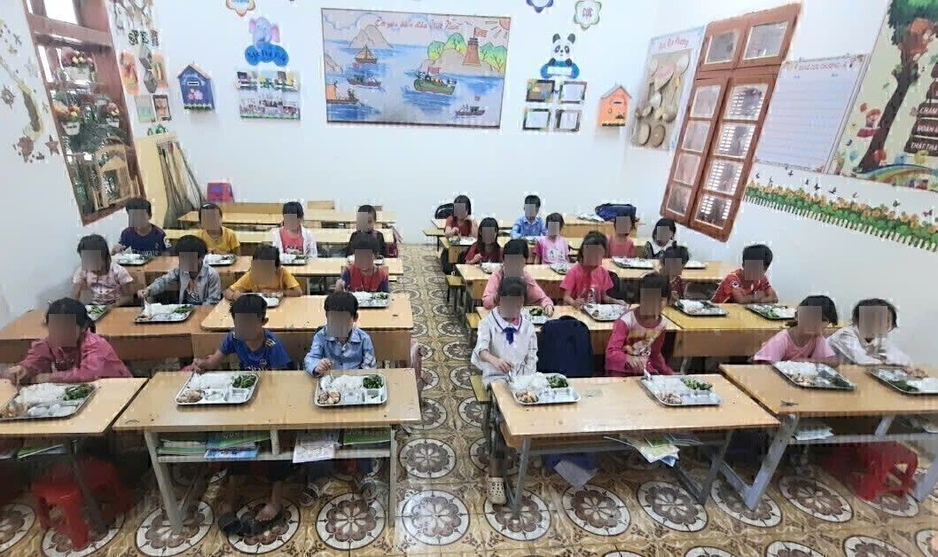Học sinh ăn bán trú tại trường. Ảnh: Nguyễn Trường