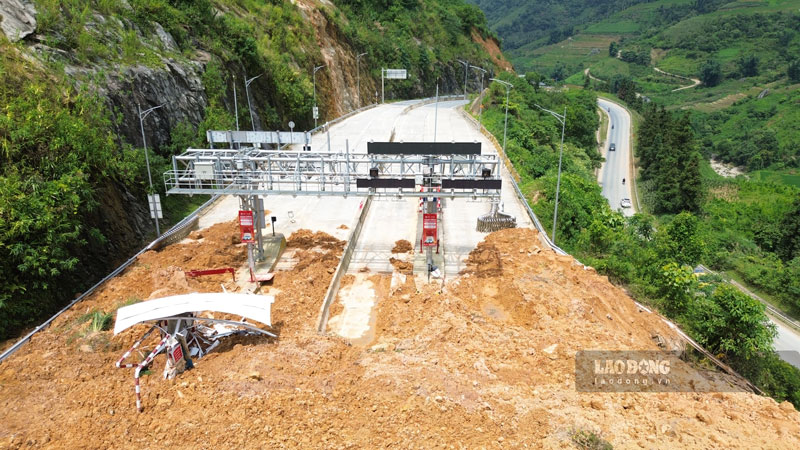 Gần 3 tháng sau sạt lở, đất đá chưa thể hót dọn vì người dân không đồng tình. Ảnh: Đinh Đại