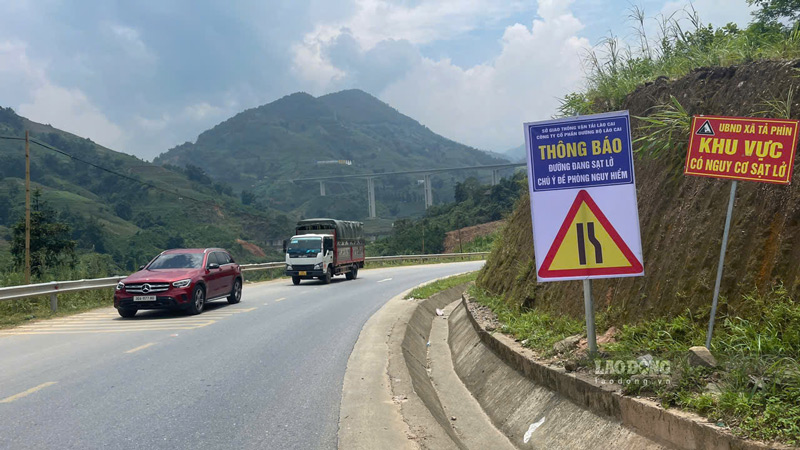 Các phương tiện lưu thông phía dưới Quốc lộ 4D. Ảnh: Đinh Đại