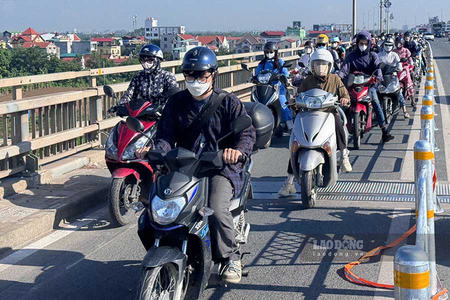 Lượng phương tiện di chuyển từ Đông Anh sang trung tâm thành phố trong giờ cao điểm sáng rất lớn. Ảnh: Giang Phú