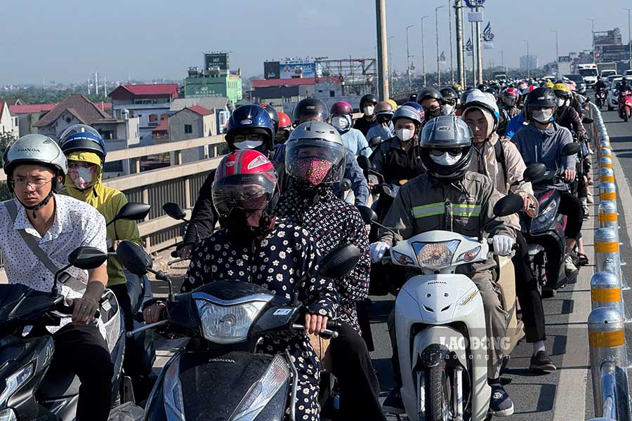 Trước đó, trong các ngày từ 14 - 16.9, trên cầu Nhật Tân liên tục xảy ra ùn tắc giờ cao điểm sáng sau khi rào phân làn được lắp đặt.