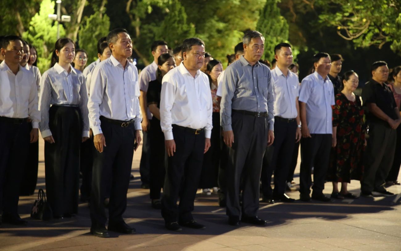 Lãnh đạo tỉnh Quảng Trị viếng các anh hùng liệt sĩ ở Thành cổ Quảng Trị vào đêm 16.9. Ảnh: Hàn Nguyên