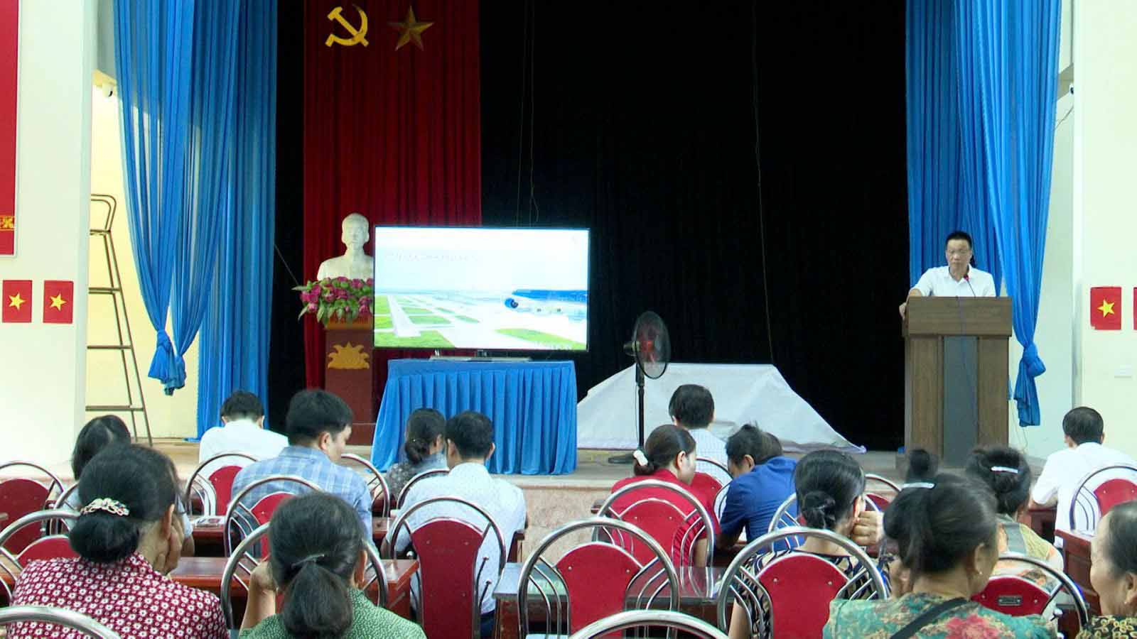 Lãnh đạo UBND xã Gia Bình tổ chức đối thoại với người dân thôn Thủ Pháp về GPMB cho dự án Cảng hàng không quốc tế Gia Bình. Ảnh: Công an tỉnh Bắc Ninh