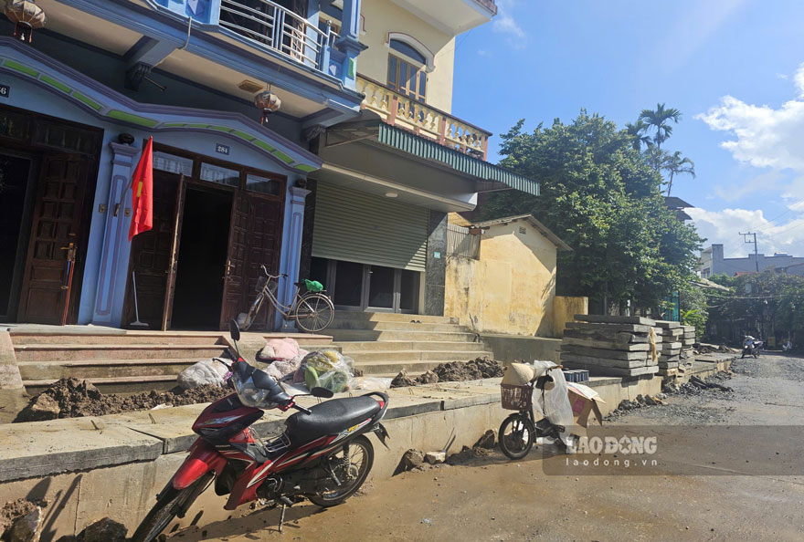 Do tuyến đường thường xuyên ngập nên hầu hết người dân tôn nền nhà cao hơn mặt đường khoảng 0,5 đến 1m. Ảnh: Văn Đức
