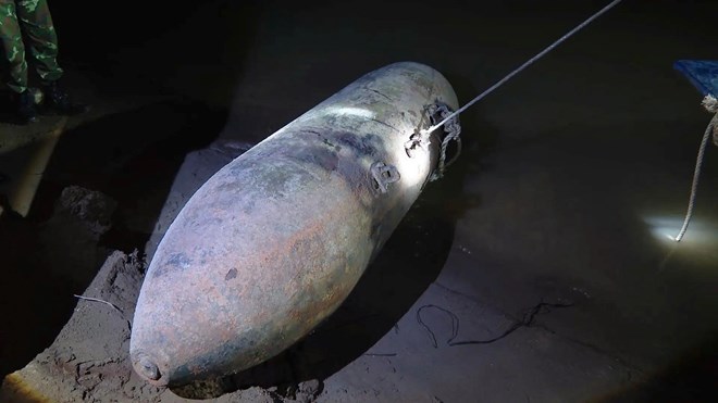 Trục vớt hai quả bom hơn 1,3 tấn, chứa 800 kg thuốc nổ ở sông Hồng