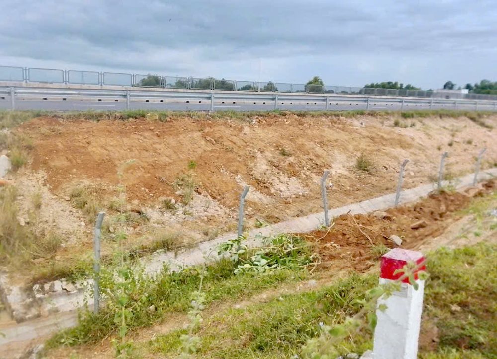 Khắc phục các vị trí xói lở, hở hàm ếch trên đoạn km213 cao tốc Vĩnh Hảo - Phan Thiết. Ảnh: Phạm Duy