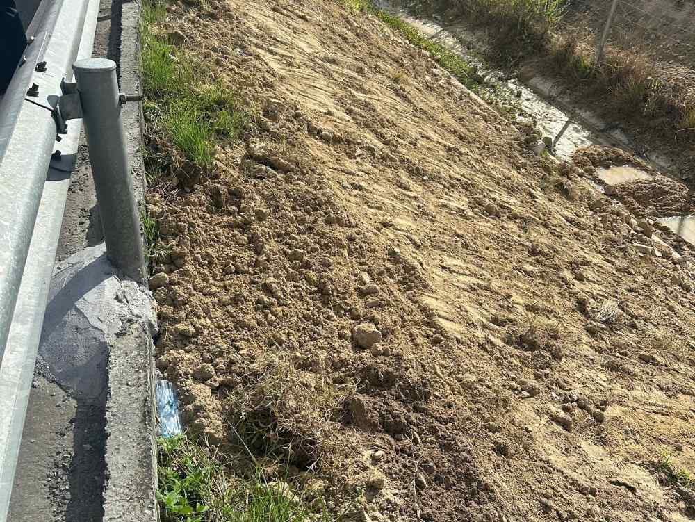 Gia cố vị trí xói lở và xây lại gờ chắn nước. Ảnh: Phạm Duy