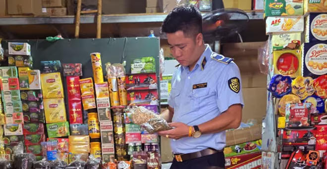 Lực lượng Quản lý thị trường kiểm tra ATVSTP tại một cơ sở ở phường Hồng Hà (Hà Nội)