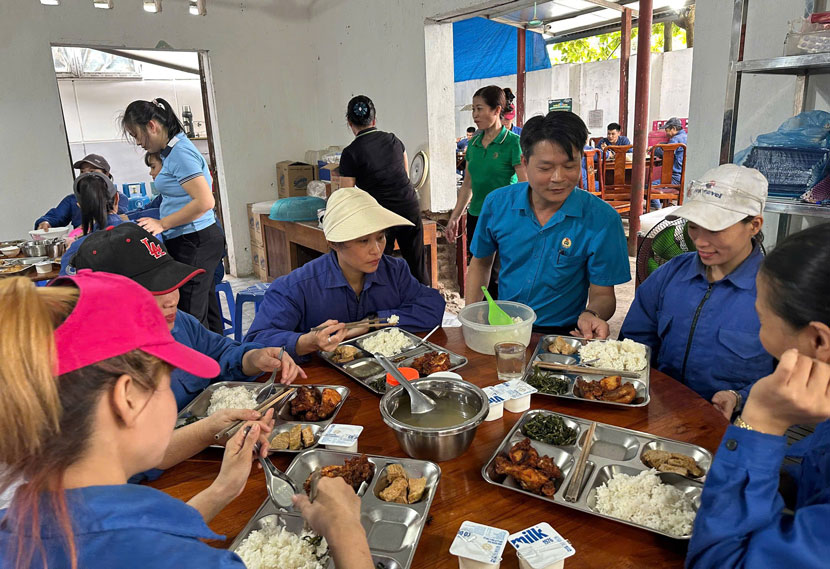 Bữa cơm Công đoàn dịp để tổ chức công đoàn và lãnh đạo đơn vị, doanh nghiệp trực tiếp lắng nghe tâm tư, tình cảm của đoàn viên người lao động. Ảnh: Huyền Thúy