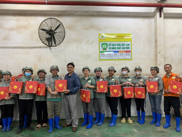 Hơn 300 hộp bánh Trung thu được trao tay công nhân lao động ở Lâm Đồng