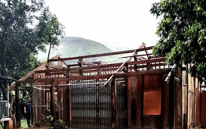Nhà dân bị mất mái khi giông lốc quét qua