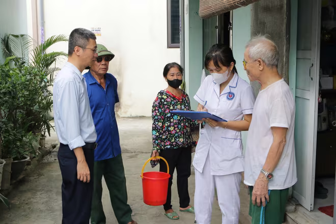 Cán bộ trạm y tế xã Vân Đình (Hà Nội) hướng dẫn người dân phòng chống sốt xuất huyết Cán bộ trạm y tế xã Vân Đình (Hà Nội) hướng dẫn người dân phòng chống sốt xuất huyết