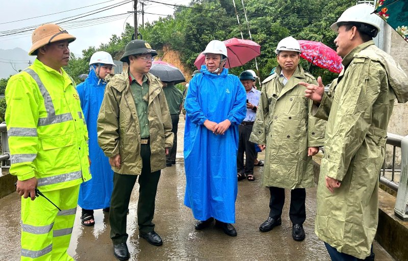 Lãnh đạo Đà Nẵng trực tiếp xuống hiện trường chỉ đạo công tác phòng chống bão số 10. Ảnh: Trường An