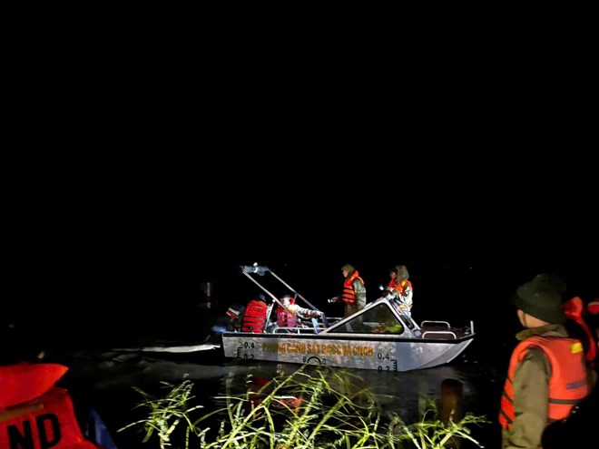 Công an Thanh Hóa xuyên đêm khắc phục sự cố đê, bảo đảm an toàn cho dân trong lũ