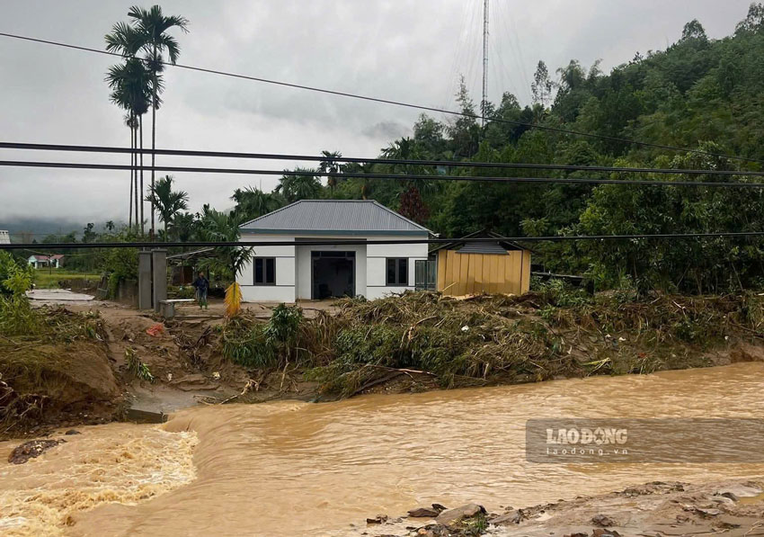 Nhiều khu vực ở Việt Hồng (Lào Cai) vẫn trong cảnh ngập lụt. Ảnh: Văn Đức