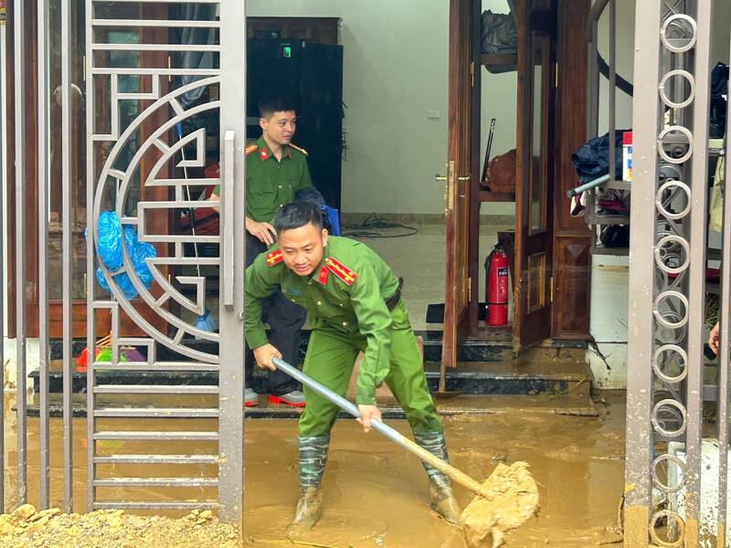 Các lực lượng hỗ trợ người dân phường Mộc Sơn khắc phục hậu quả do mưa lũ. Ảnh: Nhật Minh