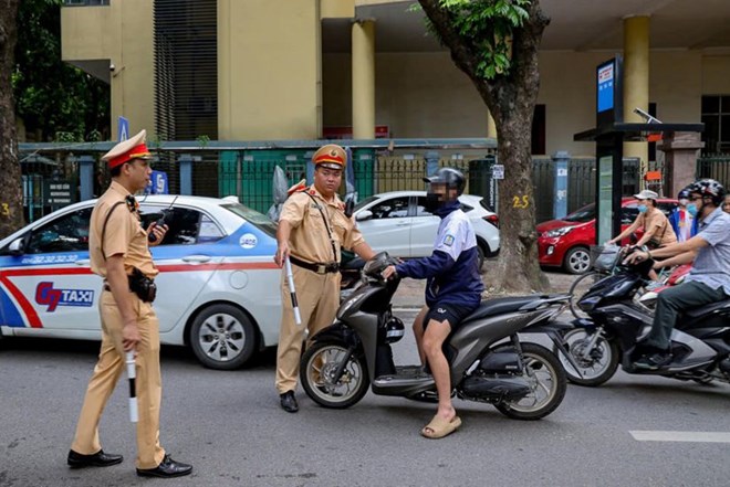 Tổ công tác Đội Cảnh sát giao thông đường bộ số 6 (Phòng CSGT, Công an TP Hà Nội) dừng phương tiện do một học sinh điều khiển, ngày 12.9. Ảnh: Trường Thắng