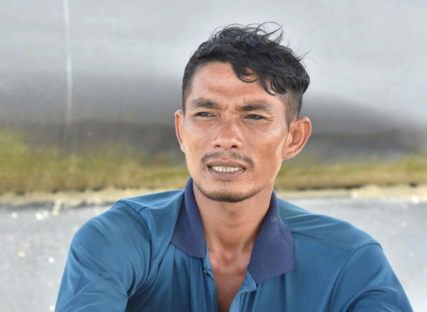 Ngư dân Nguyễn Thanh Phong chứng kiến bạn thuyền bị sóng cuốn. Ảnh: Hàn Nguyên