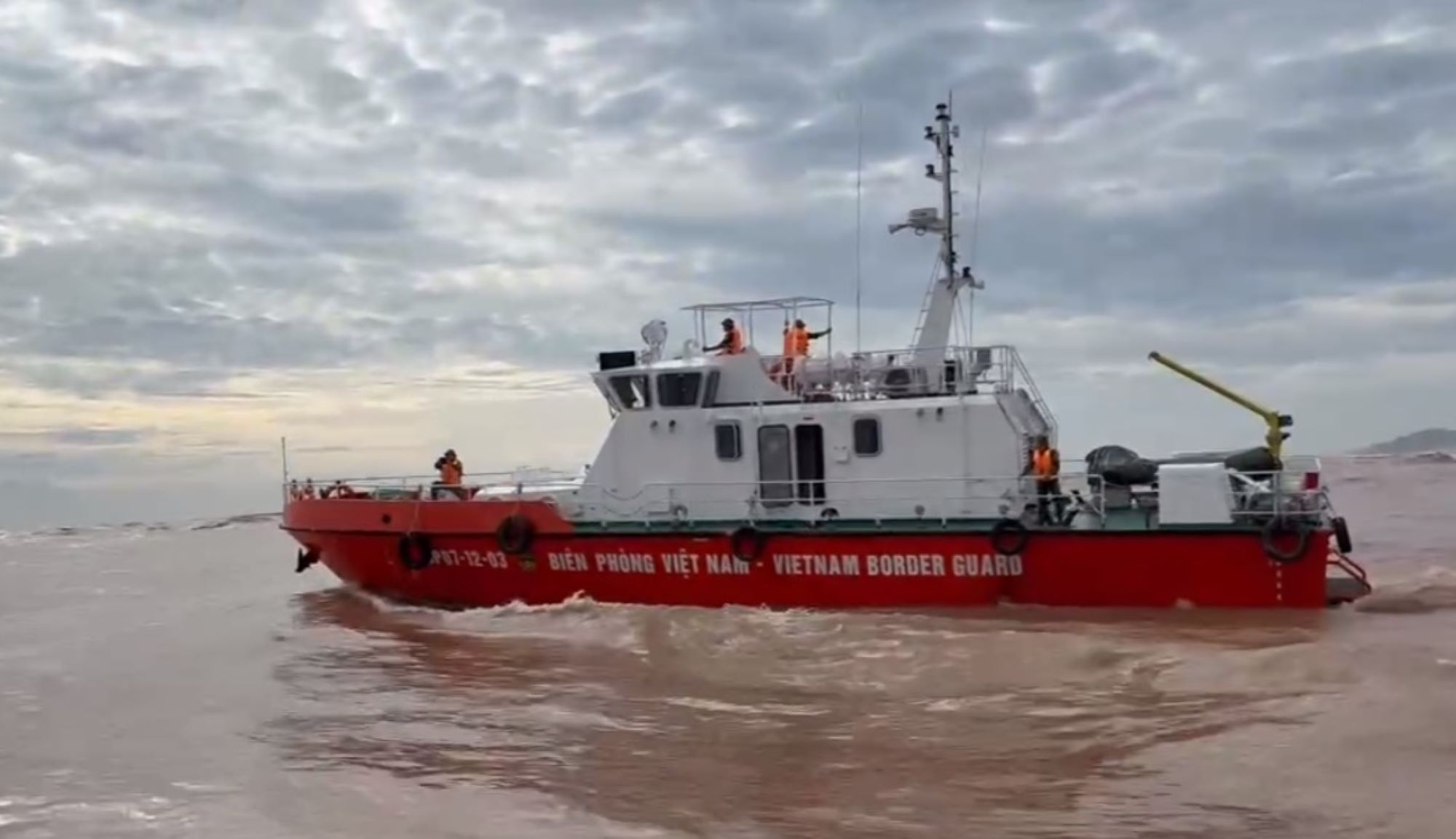 Tàu của Biên phòng Quảng Trị tổ chức tìm kiếm các thuyền viên mất tích trên vùng biển Quảng Trị. Ảnh: Hàn Nguyên