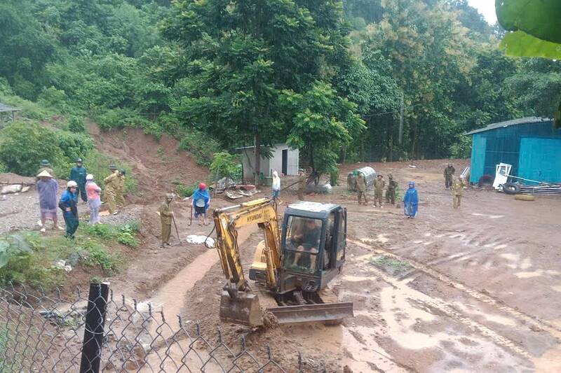 Các lực lượng xã Chiềng Sại giúp người dân khắc phục hậu quả mưa lũ. Ảnh: Nhật Minh