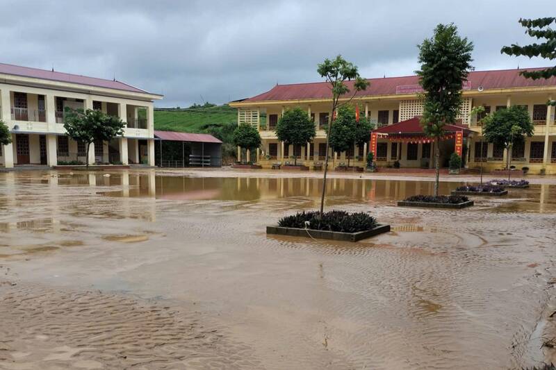 Trường THCS Vân Hồ ngập bùn đất sau khi nước rút sáng ngày 30.9. Ảnh: Nhật Minh