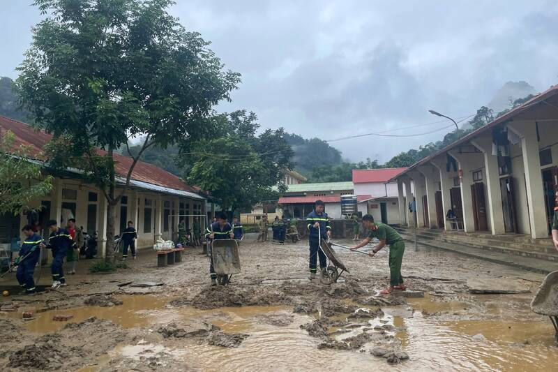 Các lực lượng khắc phục hậu quả tại Trường PTDTBT Tiểu học và THCS Mường Do, xã Mường Bang. Ảnh: Nhật Minh