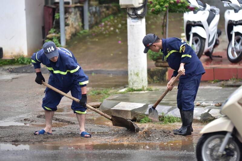 Cán bộ, chiến sĩ phòng Cảnh sát PCCC và CNCH khắc phục hậu quả do mưa lũ tại phường Mộc Sơn. Ảnh: Trường Sơn